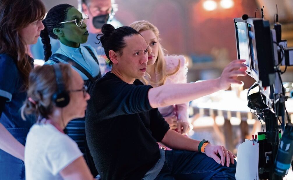 Jon M. Chu, director (al centro) se dice orgulloso por Grande y Erivo. Foto: AP | Universal Pictures