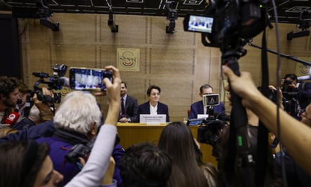 Directora del Museo del Louvre afirma que la corona imperial dañada podrá ser restaurada