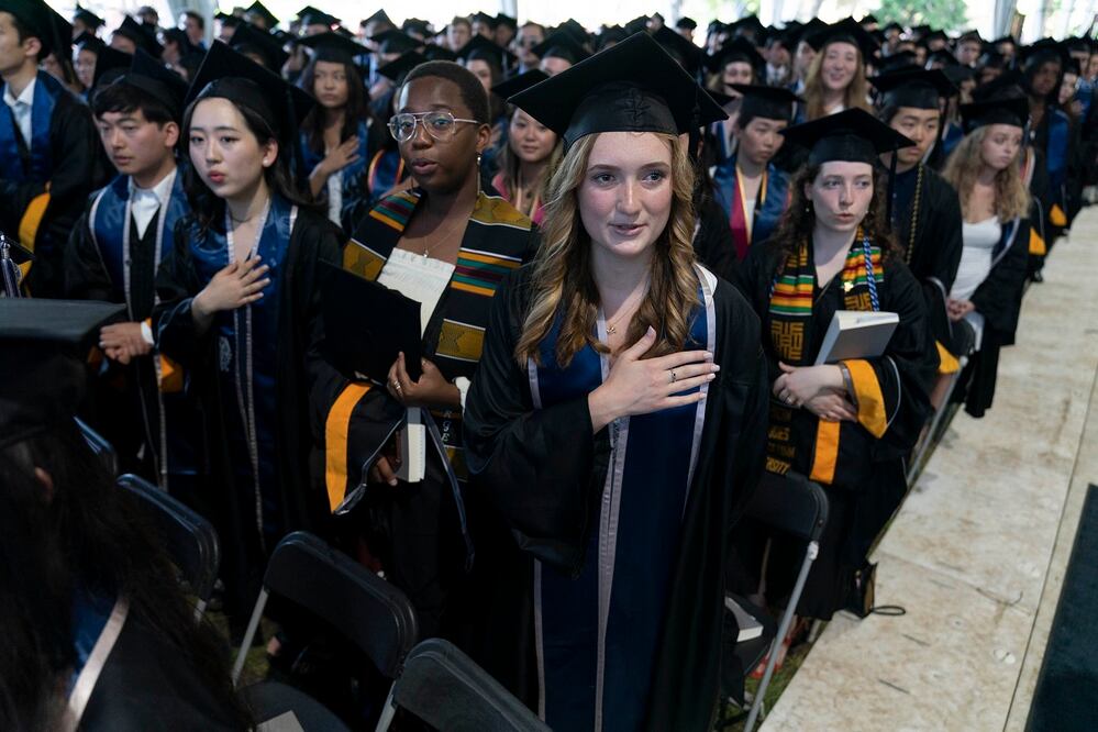 Estudiantes recitan el himno nacional durante una ceremonia de graduación de la Clase de Georgetown de 2022 en la Escuela Walsh del Servicio Exterior en Washington. Foto: AP