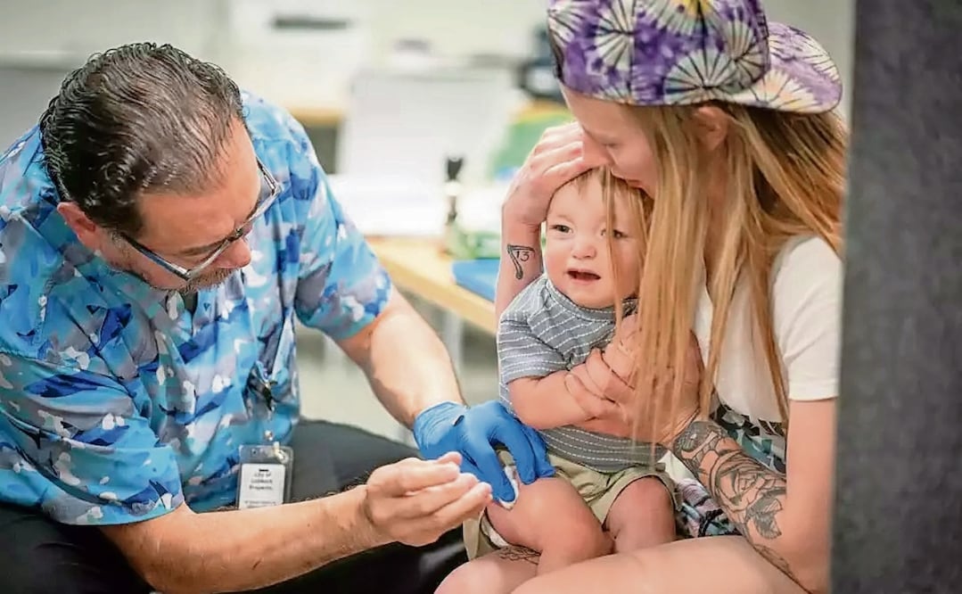 River Jacobs, de un año, con su madre Caitlin Fuller, mientras recibe la dosis triple vírica en una clínica de vacunación organizada por el Departamento de Salud Pública de Lubbock, Texas. Los casos de sarampión están en aumento en Estados Unidos. Foto: AFP