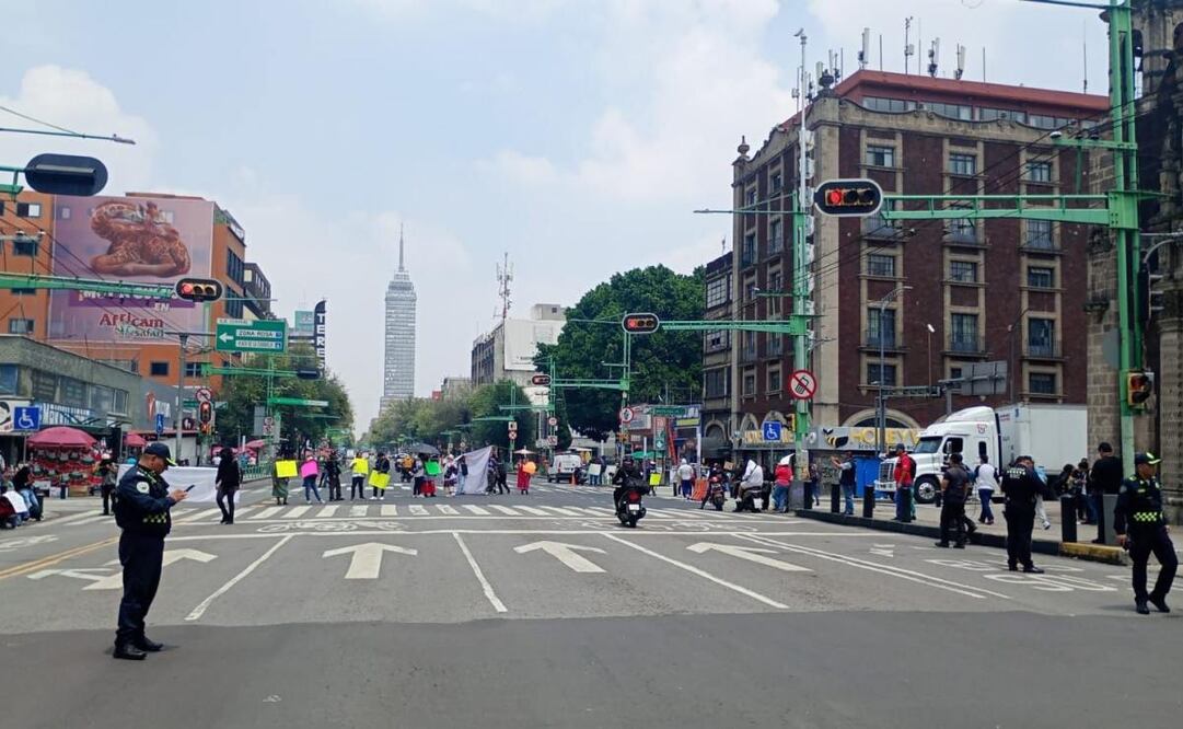 Artesanos mazahuas bloquean avenida Izazaga. 
Foto: Especial