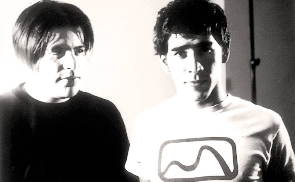 Digi y Gabo, amigos del DJ Martín Parra, conocido en el medio como Mar T 9000, durante la presentación de un disco. En entrevista para el canal de YouTube “djs school mexico” comentó que gracias a su padre tuvo la oportunidad de sensibilizarse a la música. La experiencia que más recuerda es escuchar el vinil de la banda sonora de “La Naranja Mecánica” a la edad de cuatro años. Foto: Archivo/EL GRÁFICO.