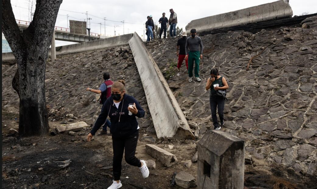 Personas llegan hasta el bajo Puente de la Concordia para dejar veladoras y orar por las víctimas de la explosión de una pipa de gas en la alcaldía Iztapalapa, el jueves 11 de septiembre de 2025. Foto: Hugo Salvador/EL UNIVERSAL