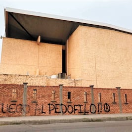 Aparece en templo pinta contra sacerdote