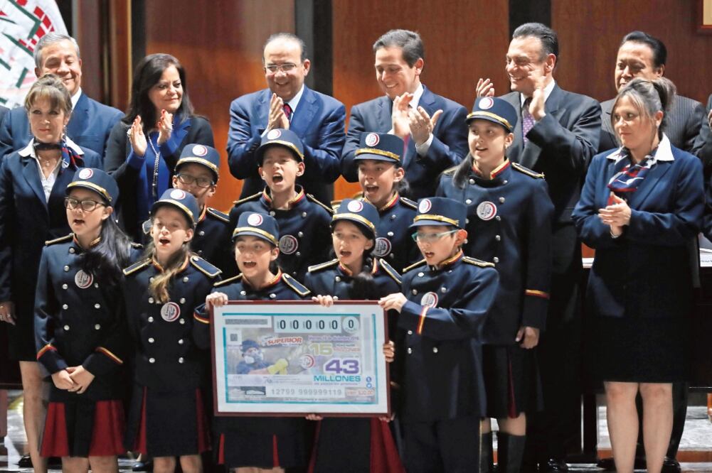 Alfonso Navarrete Prida, titular de la STPS, y Pedro Pablo Treviño, director de la Lotenal (los dos al centro de la imagen), encabezaron el sorteo conmemorativo por el 76 aniversario de la Secretaría del Trabajo y Previsión Social (YADÍN XOLALPA)