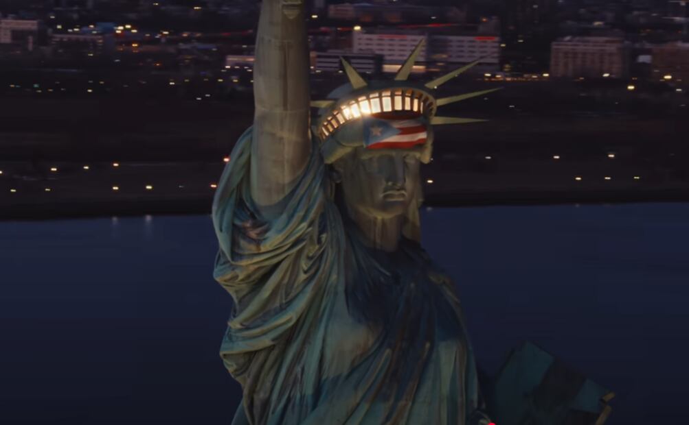 Escena del conejo malo colgando la bandera de Puerto Rico en la Estatua de la Libertad. Foto: YouTube Bad Bunny