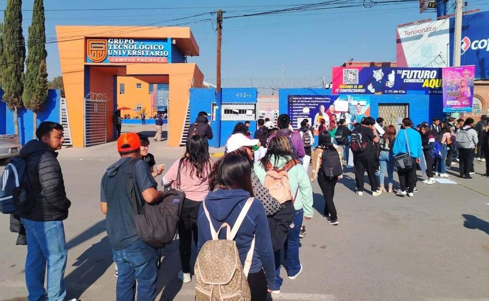 Los estudiantes universitarios en Hidalgo bloquearon el paso vehicular y colocaron carteles con consignas en contra de los directivos (04/02/2025). Foto: Especial