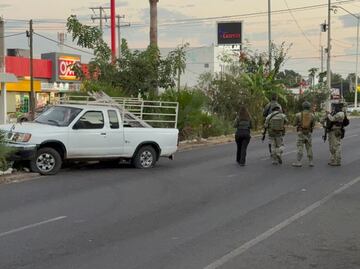 Tras persecución a balazos, conductor de camioneta resulta herido en Sinaloa
