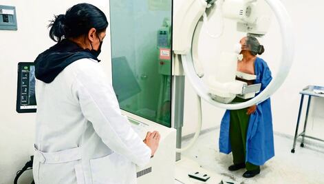 Falta de Seguro Popular obliga a pacientes con cáncer de mama a dejar tratamientos