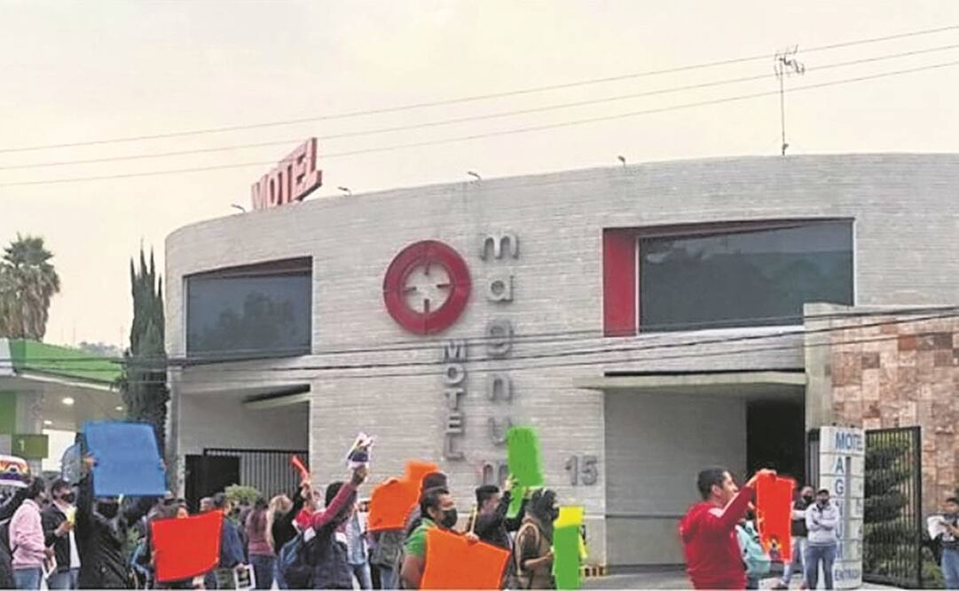 El 17 de diciembre, familiares, amigos y vecinos protestaron frente al motel para exigir la entrega de bitácoras y documentos que aseguran prueban que Arturo ingresó al lugar con el menor de edad. Foto: Especial.