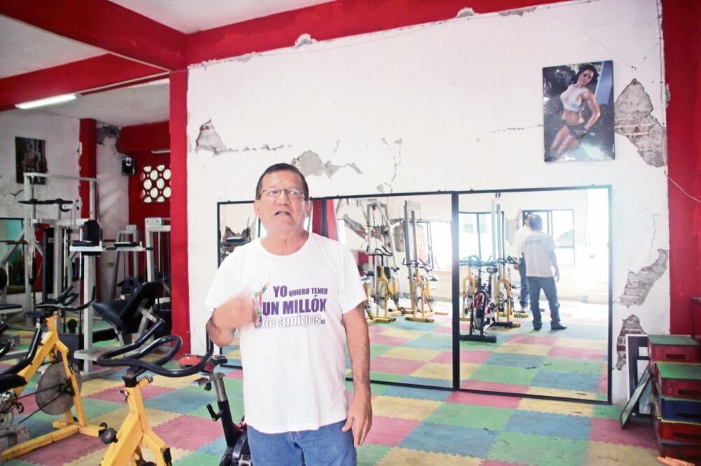 Ramón Ayala, del municipio de Huixtla, mostró los daños que dejó el sismo de 7.0 grados Richter en el gimnasio que administra su esposa (MARÍA DE JESÚS PETERS. EL UNIVERSAL)