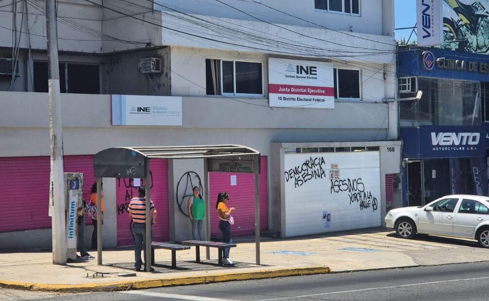 Las oficinas del INE en Xalapa fueron pintadas por jóvenes anarquistas (15/05/2025). Foto: Especial