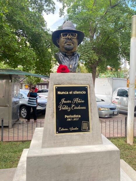 A cuatro años de su asesinato, develan busto de Javier Valdez Cárdenas en Sinaloa