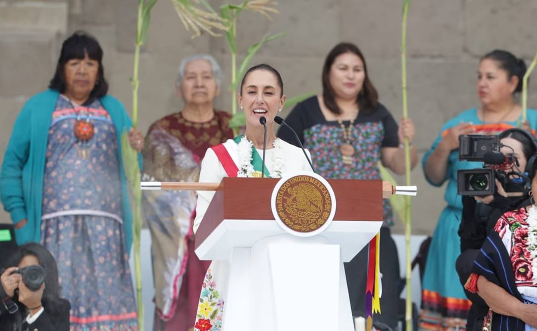 Claudia Sheinbaum en su discurso tras recibir bastón de mando de los pueblos indígenas en una ceremonia en el Zócalo de la CDMX / Foto: Carlos Mejía. EL UNIVERSAL