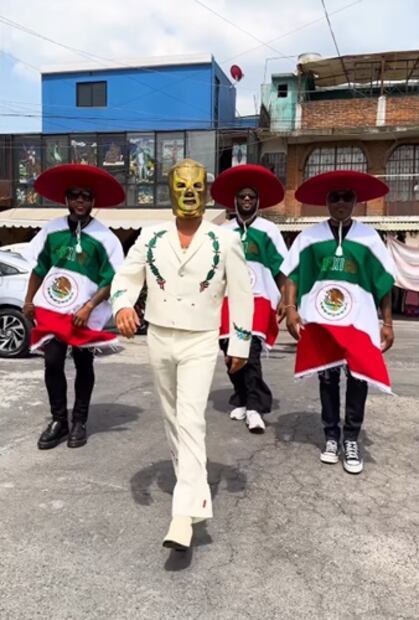 Bruno, convertido en el "Capitán Fuego" , recorrió las calles de la ciudad para grabar esta divertida despedida. Foto: Instagram.