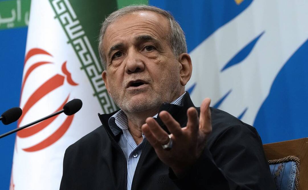 El presidente iraní Masoud Pezeshkian habla durante una rueda de prensa en Teherán. Foto: AP
