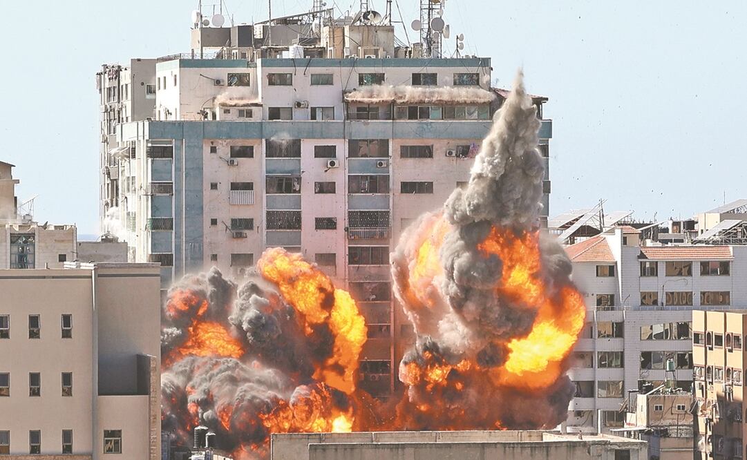 Mientras arrecian bombardeos de Israel y Hamas, y se propaga la violencia en Cisjordania, un ataque aéreo israelí derribó la sede de AP y otros medios en Gaza. Foto: Mahmud Hams. AP