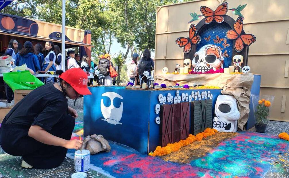 Norma Sánchez, integrante de la Administración Cultural de la Facultad de Química, explicó que su grupo basó la ofrenda en la mariposa monarca.
Foto: Arantxa Meave