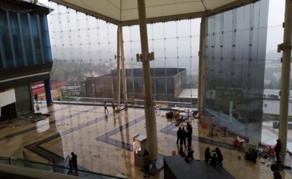 Piso de plaza comercial La Cúspide, en Lomas Verdes, queda destruido tras caída de rayo 