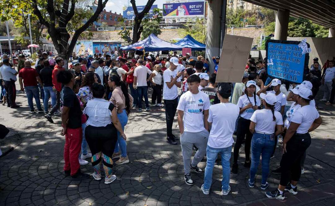 Personas participan en la recolección de firmas en apoyo a sus compatriotas migrantes deportados desde Estados Unidos a El Salvador este viernes, en Caracas (Venezuela). Foto: EFE