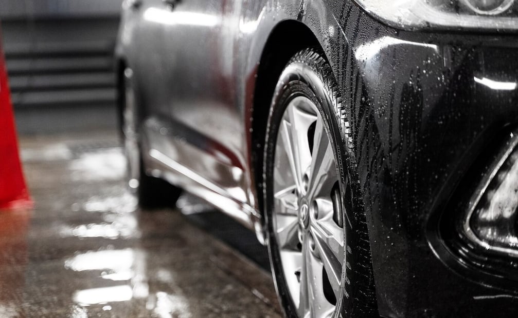 Después de lavar tu auto aplica una capa de cera para proteger la pintura. Foto: Freepik