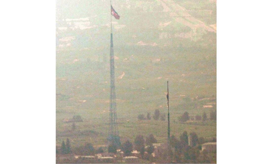 Las banderas de Corea del Sur y del Norte, en la frontera occidental intercoreana. Foto: EFE