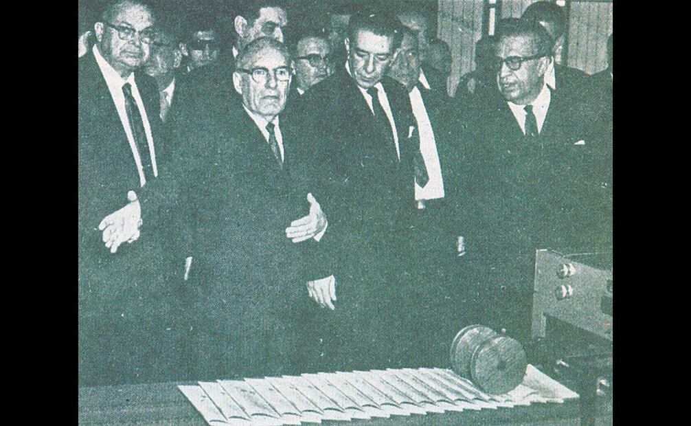 Martin Luis Guzmán, el presidente Adolfo Lopez Mateos y Jaime Torres Bodet ven salir los pliegos de los primeros libros. Foto: Archivo EL UNIVERSAL.