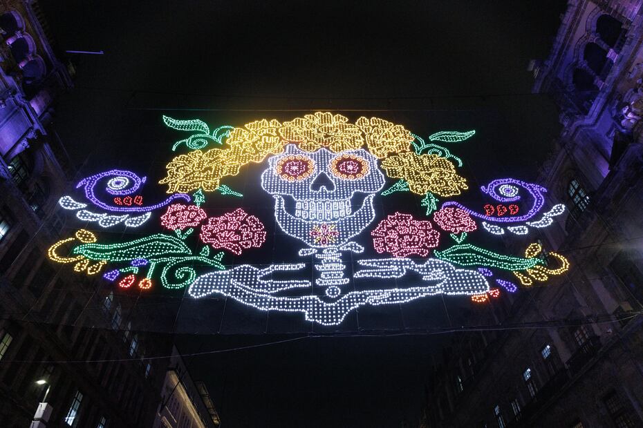 Iluminación en la Mega Ofrenda de la CDMX. Foto: Yaretzy M. Osnaya EL UNIVERSAL