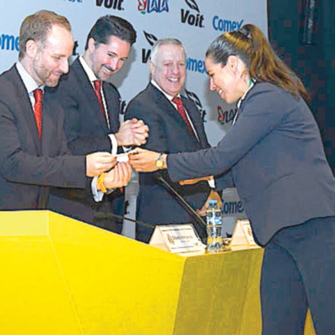 Gilberto Hernández, Yon de Luisa y Arturo Brizio, en la entrega de gafetes FIFA. FMF