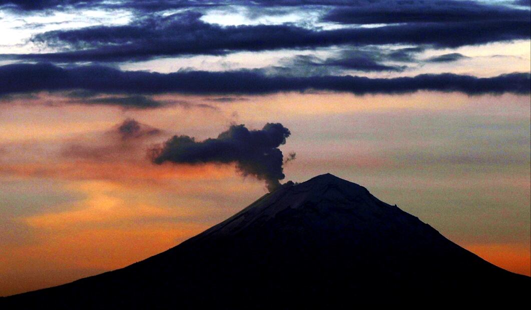 Don Goyo sorprendió a habitantes de zonas cercanas con una serie de explosiones y material incandescente. Foto: Especial