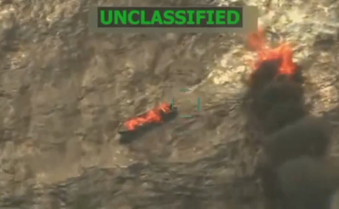 Captura de video tomado de la red social Truth Social de la cuenta @realDonaldTrump del presidente de Estados Unidos, Donald Trump, que muestra una embarcación en llamas luego de ser atacada en el mar Caribe. Estados Unidos atacó este lunes una segunda lancha en el mar Caribe que transportaba presuntamente a tres narcotraficantes venezolanos, anunció Trump.  Foto: EFE