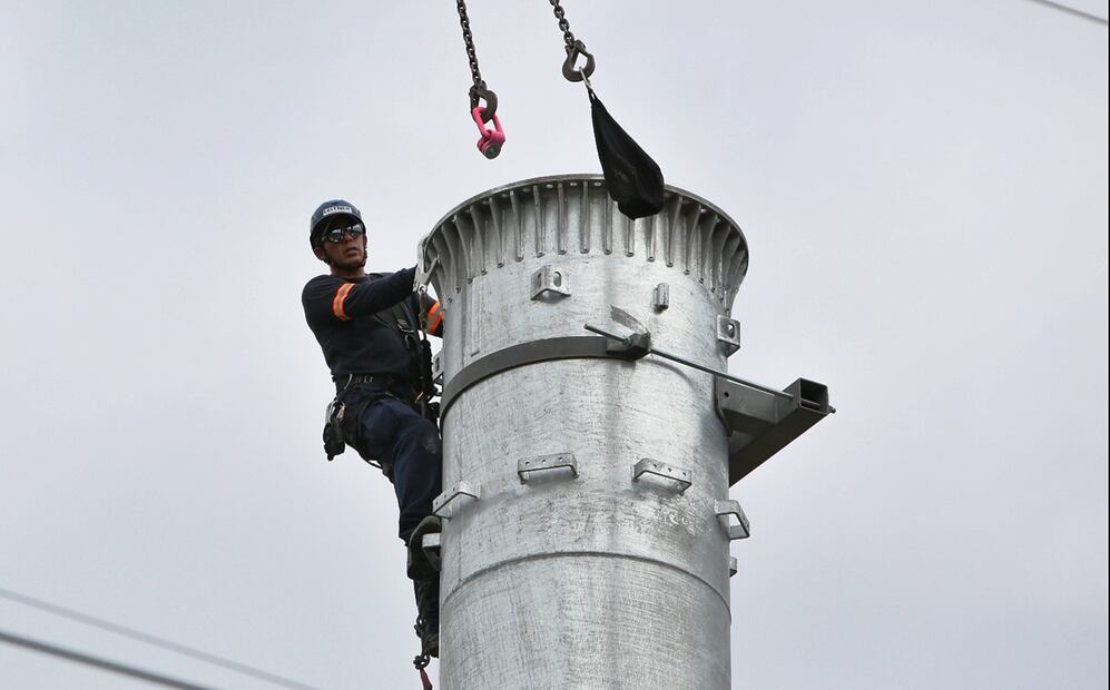 Trabajadores instalan el primeros de los 62 postes que formarán parte de la Línea 3 del Mexicable, que conectará al municipio de Naucalpan con la Ciudad de México, el 30 de junio de 2025. Foto: Foto Darío Luna / EL UNIVERSAL