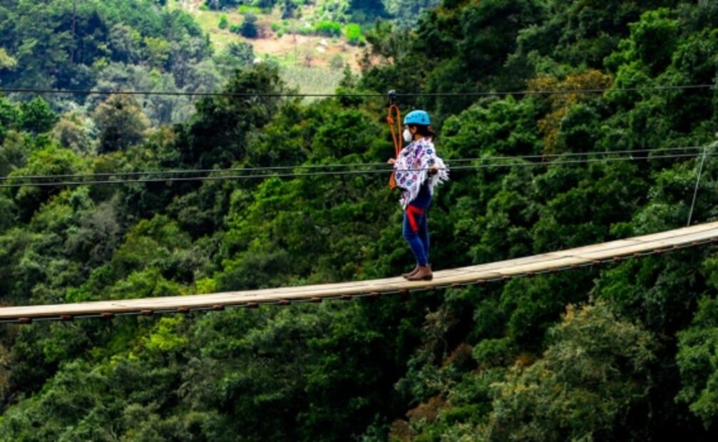 Cruza el puente tibetano del Pueblo Mágico de Tlatlauquitepec