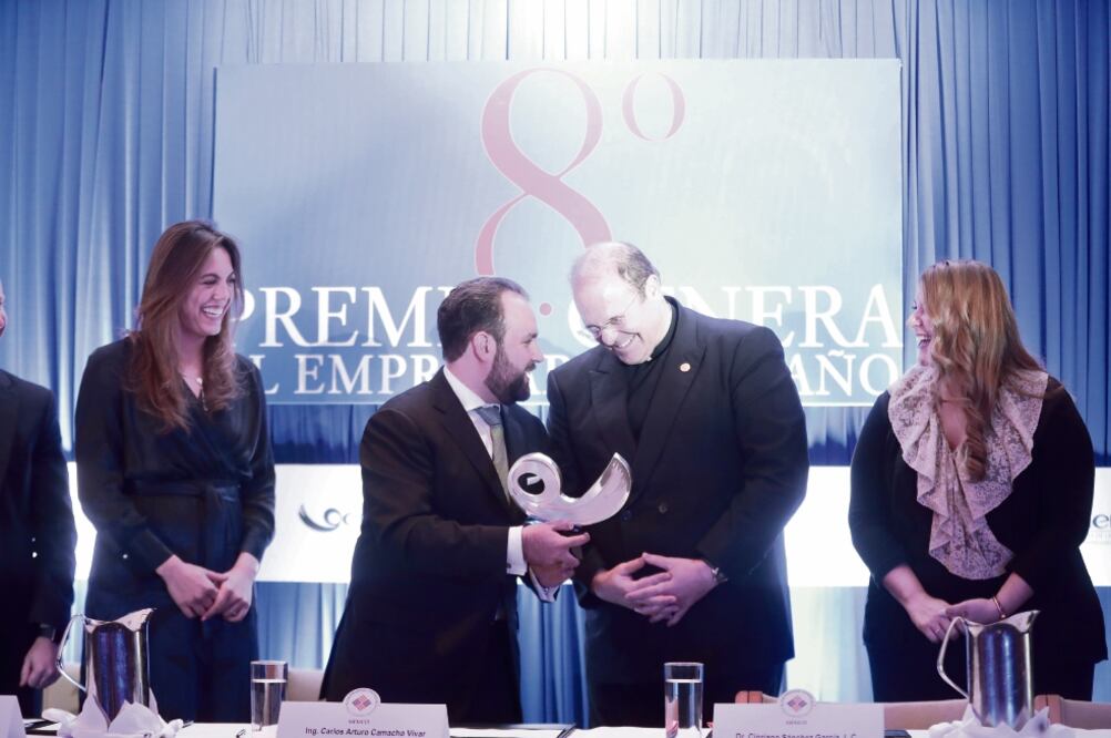 Cipriano Sánchez, rector de la Universidad Anáhuac (tercero de izq. a der.), entrega un reconocimiento a Carlos Camacho, fundador de Ecoshell (ALEJANDRA LEYVA. EL UNIVERSAL)