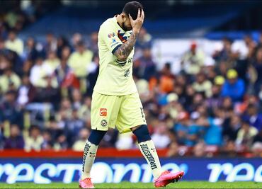 Aficionados del América revientan a Emanuel Aguilera