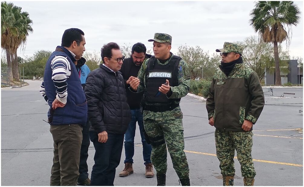 Carlos Buenfil Amaya, responsable de la estancia para migrantes en esta frontera y elementos del Ejército (23/01/2025). Foto: Sandra Tovar / EL UNVIERSAL