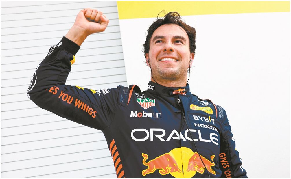 Checo Pérez festejando con Red Bull / FOTO: Getty via AFP