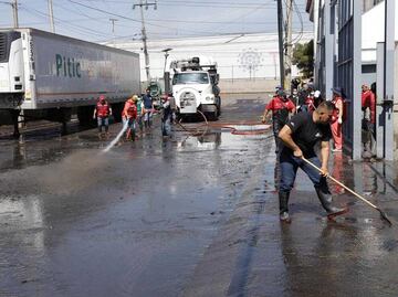 Luego de 48 horas de inundaciones, llega el apoyo a zona del Parque Industrial Toluca-Lerma; limpian zona afectada