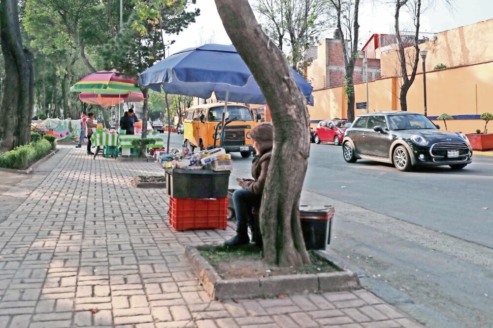 Los comerciantes aseguran que están en la Plaz de la Ciudadela debido a que ahí fueron reubicados hace más de 20 años. En los puestos se venden alimentos, discos, dulces, ropa e incluso artesanías, entre otros productos. (FOTO: EL UNIVERSAL)