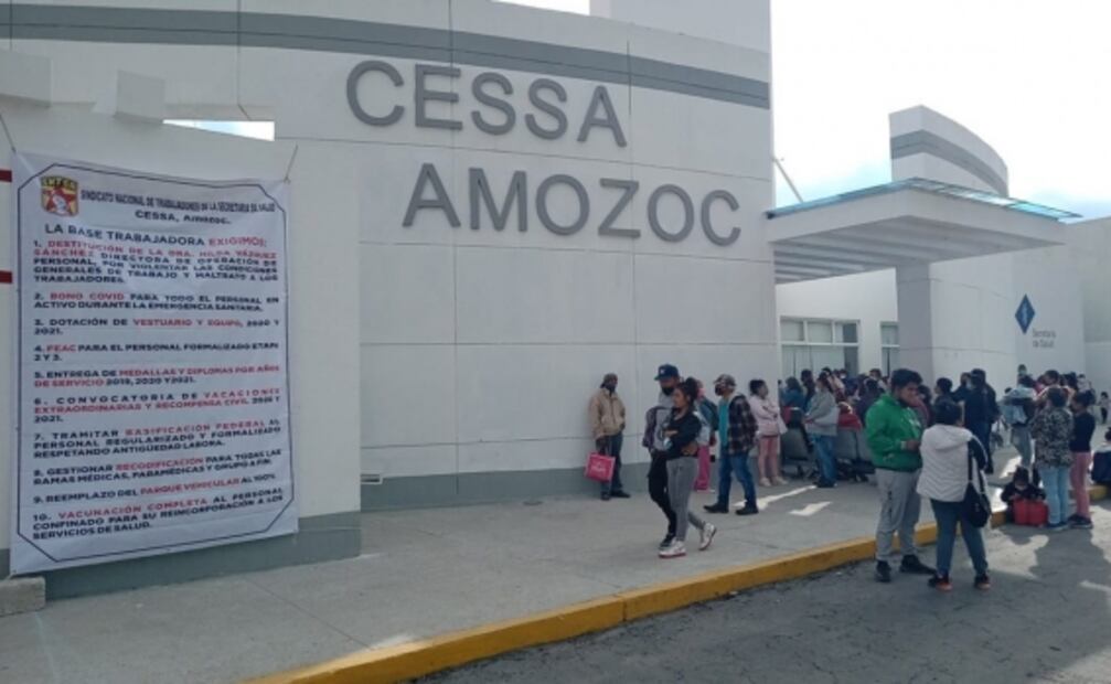 Trabajadores realiza paro de brazos caídos en hospitales de Puebla