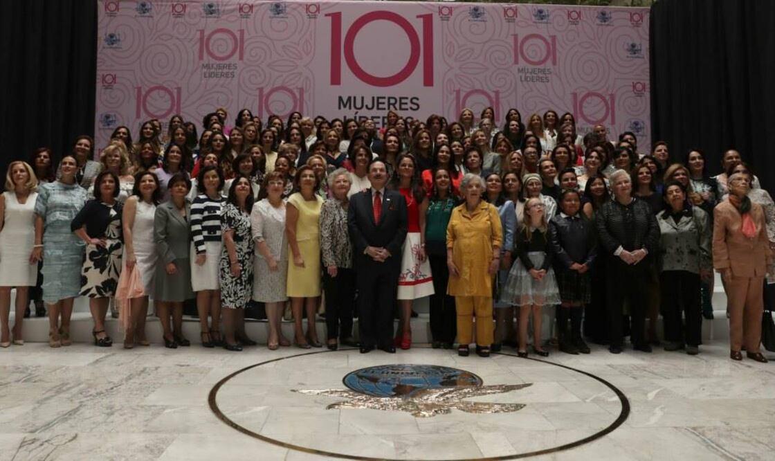 El Presidente Ejecutivo y del Consejo de Administración de El Gran Diario de México, Licenciado Juan Francisco Ealy Ortiz, con las "101 Mujeres Líderes" de México. Foto: Juan Boites