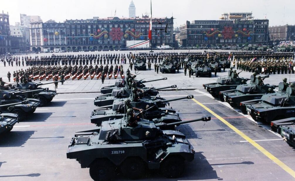 Vista del Desfile Militar en honor a Ernesto Zedillo, diciembre de 1994. Esa fue la última procesión de las fuerzas armadas para recibir a un mandatario, pues para 2000 se optó por pasar revista en Campo Marte. Foto: Archivo EL UNIVERSAL.
