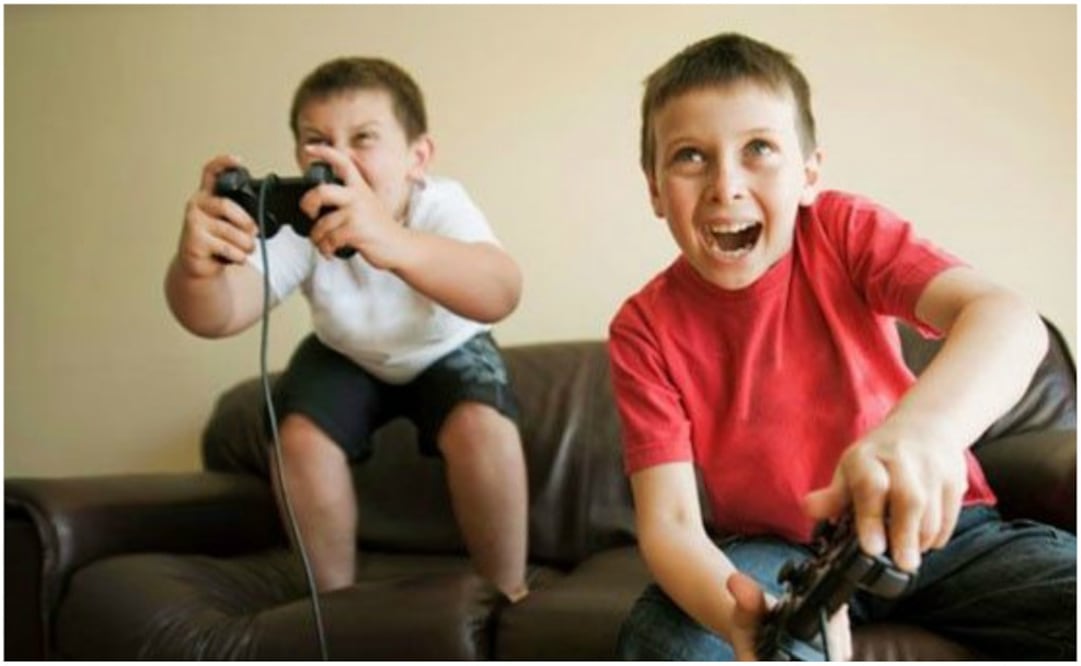 “El cerebro funciona con neurotransmisores, cuando hay experiencias positivas las repites porque los neurotransmisores te hacen sentir bien. Si tú tomas una copita de vino, generas dopamina. Si tienes un pastel de chocolate, también. Eso hace el videojueg