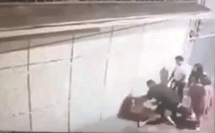 Captan en video agresión a joven en calles de Toluca; FGJEM abre investigación para dar con su paradero