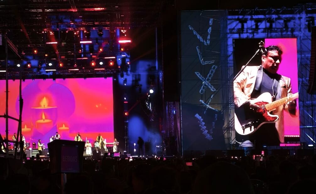 De Iztapalapa para el mundo... Inicia la presentación de Los Ángeles azules en el escenario Amazon Music con "Entrega de amor"