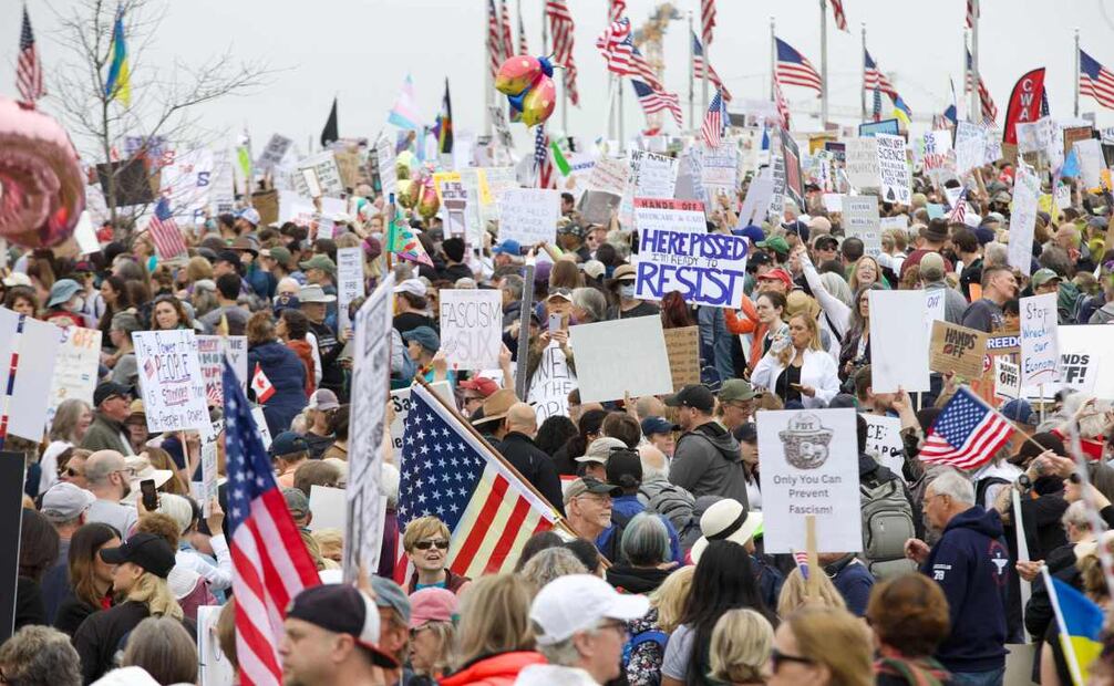 Opositores al presidente Donald Trump y al multimillonario Elon Musk se congregaron el sábado en todo Estados Unidos para protestar contra las acciones de la administración. Foto: AFP