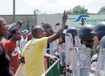 Migrantes destruyen módulo del INM