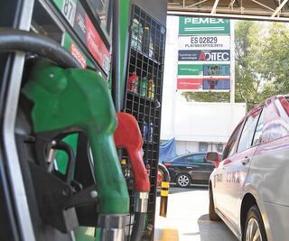 Suben precios de gasolinas más de un peso en 15 días