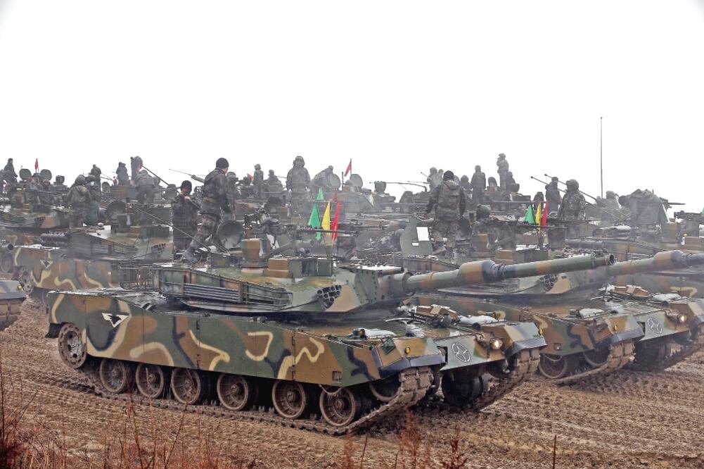 Soldados surcoreanos y tanques K-2 durante su participación, ayer, al sureste de Seúl, en ejercicios de entrenamiento contra posibles ataques de Corea del Norte (JEON HEON-KYUN. EFE)