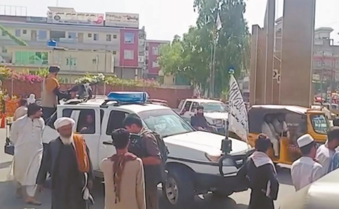 Combatientes talibanes se reúnen alrededor de un vehículo durante una protesta en Jalalabad. Foto: AP.